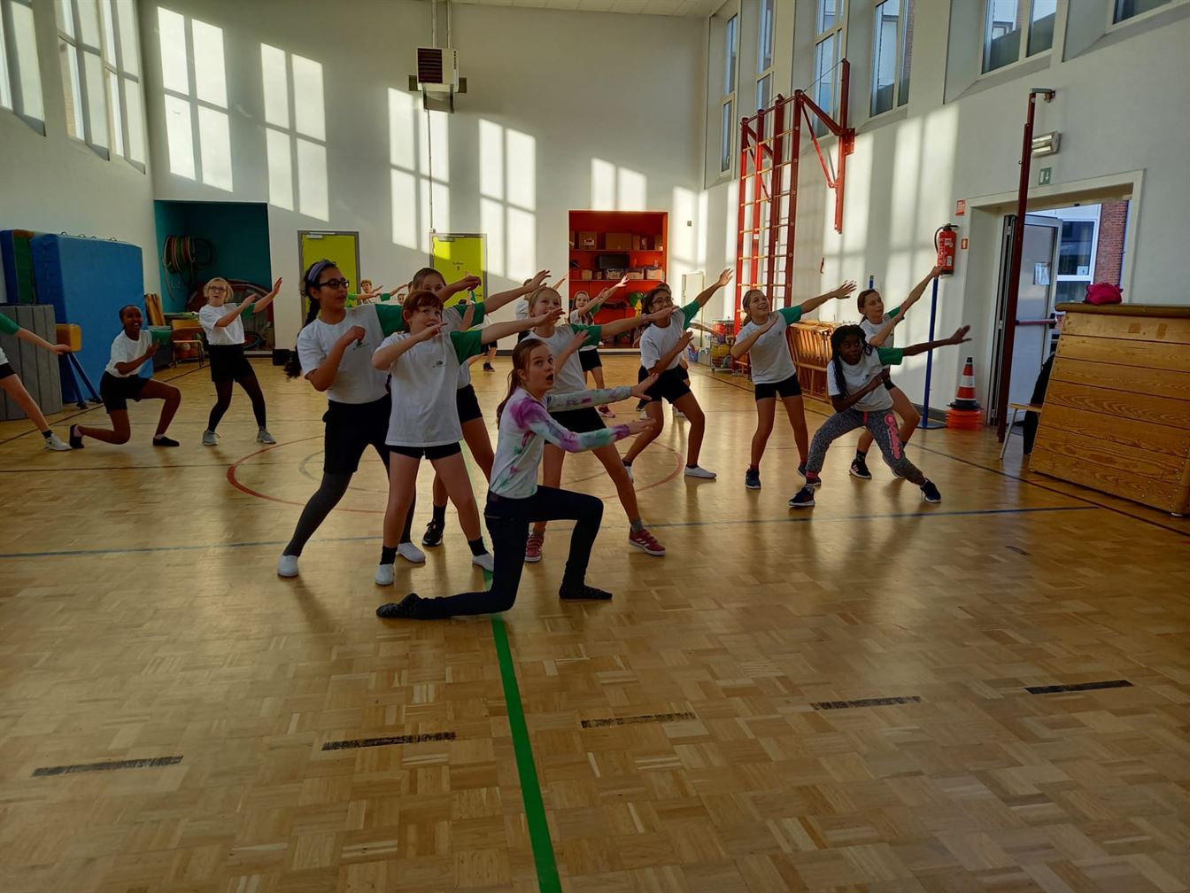 Leerlingen krijgen dansles tijdens de les bewegingsopvoeding