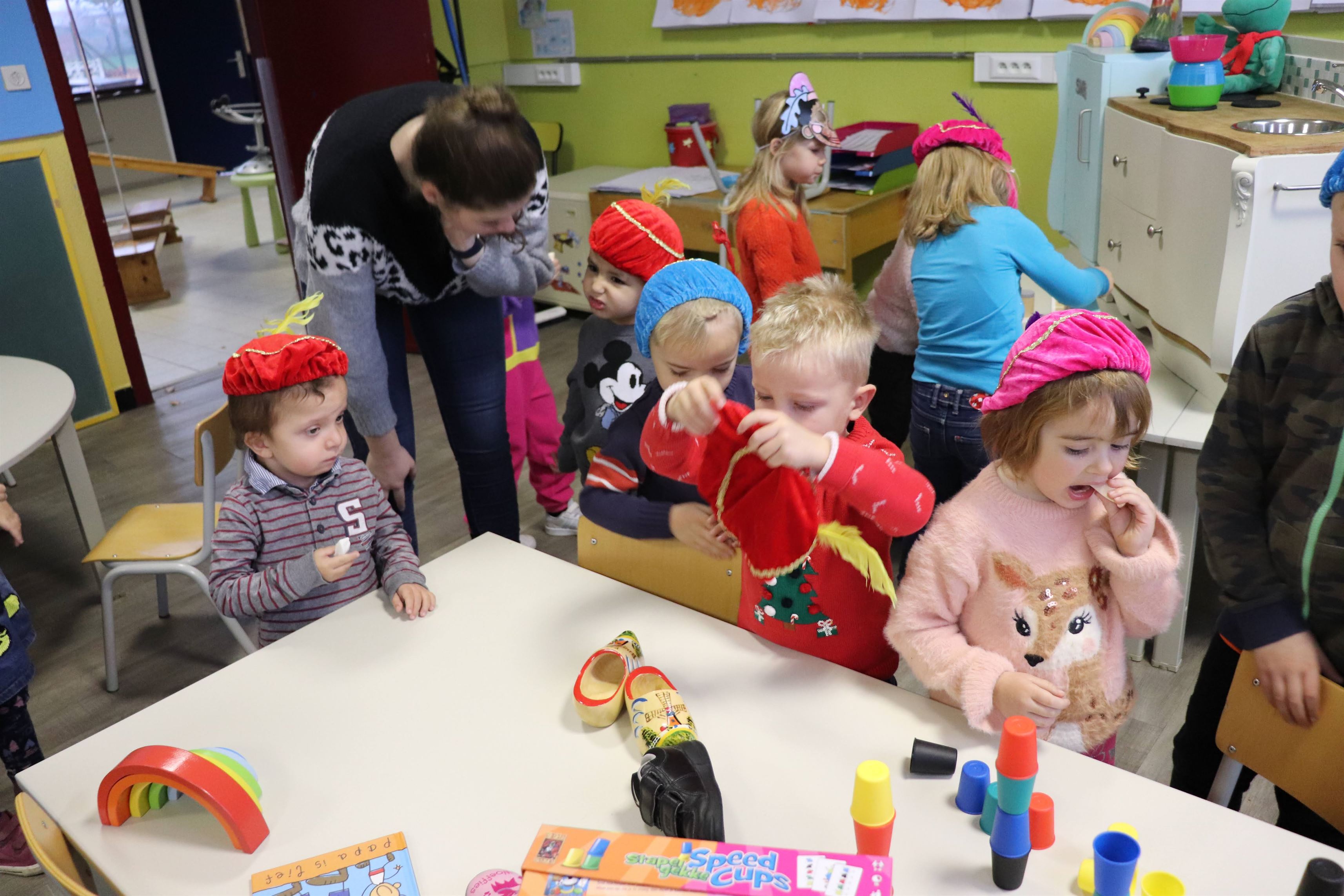 Schoen zetten kleuters Grachtstraat