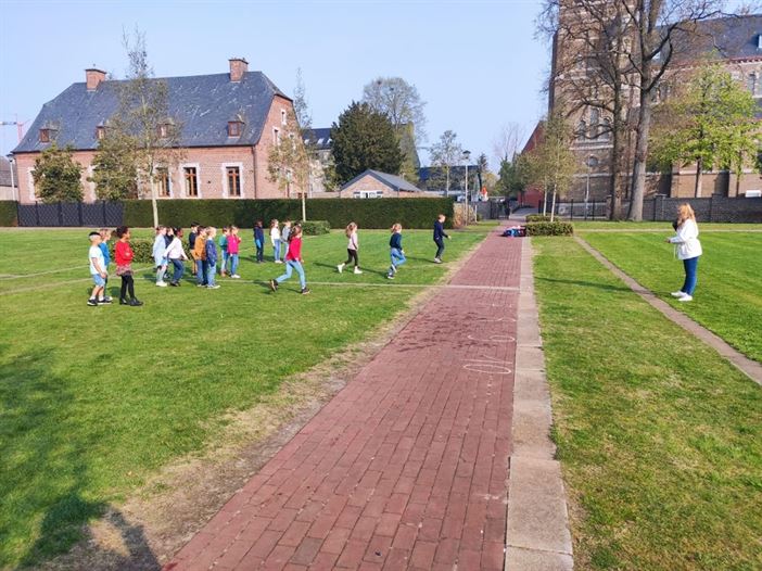 Buitenlesdag in het eerste leerjaar