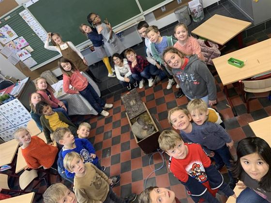 Leerlingen 2LA krijgen bezoek van een prachtig konijn