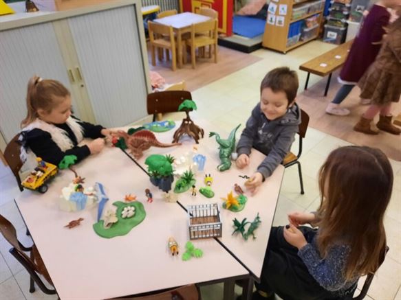 2KB (juf Anja en Stefanie) thema : Dinosauriërs