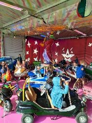 Kleuters maken een ritje op de paardjesmolen