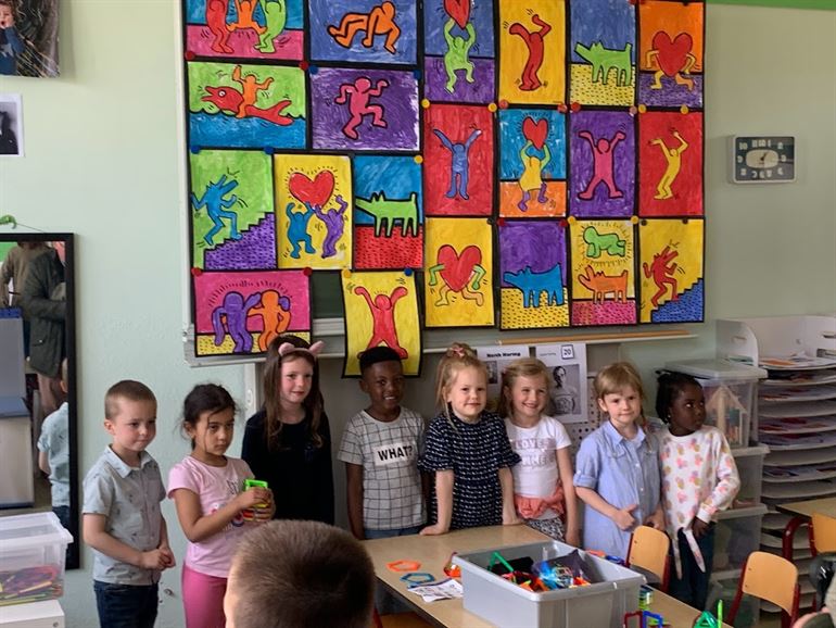 Kunsttentoonstelling in de derde kleuterklas