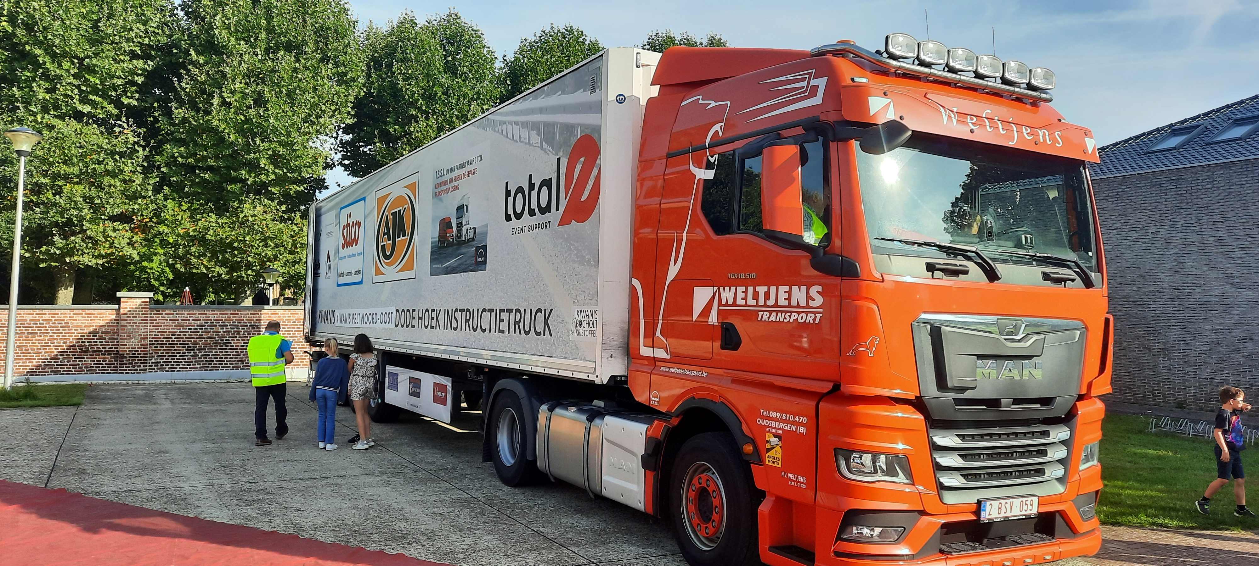 Verkeerseducatie: Onze leerlingen 4de,5de en 6de kregen les over de dode hoek.