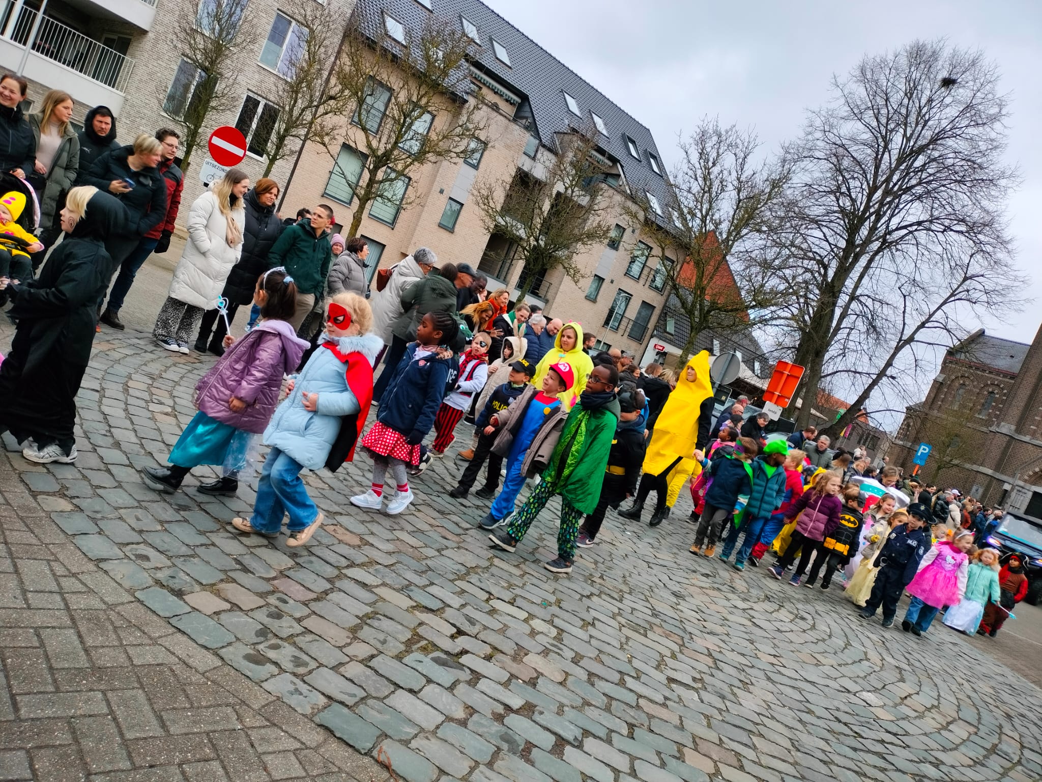 kinderen die in een carnavalsstoet lopen
