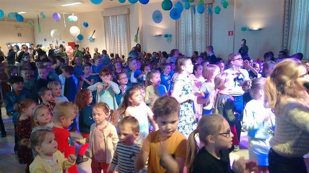 kinderen feesten op de kidsfuif