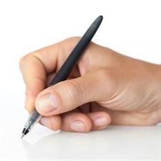 een hand die een pen vasthoudt